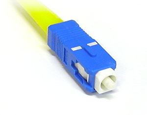 材质为塑料，推拉式连接，接口可以卡在光模块上，常用于交换机